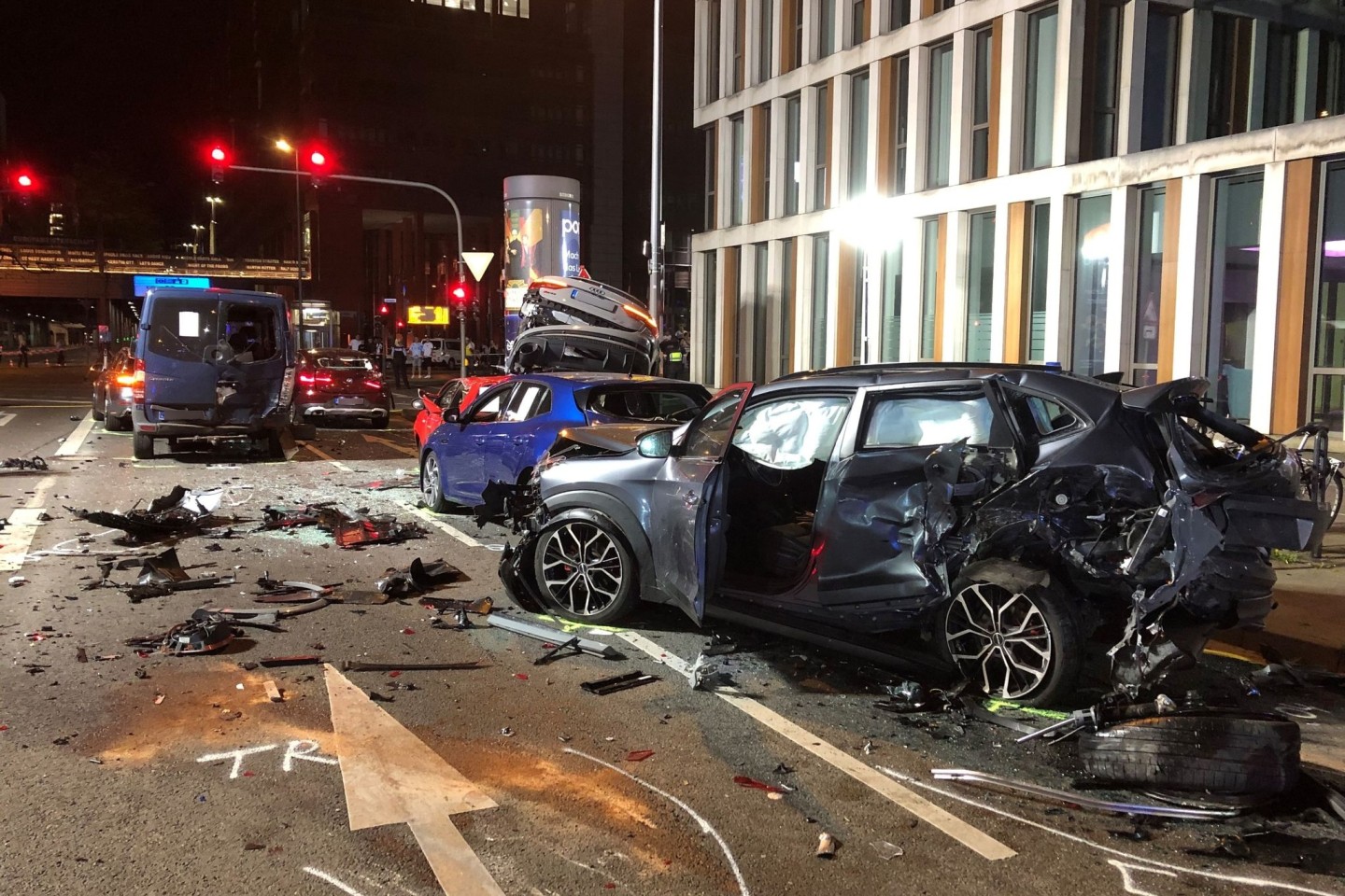 Unfallfahrzeuge türmen sich in der Innenstadt von Köln.