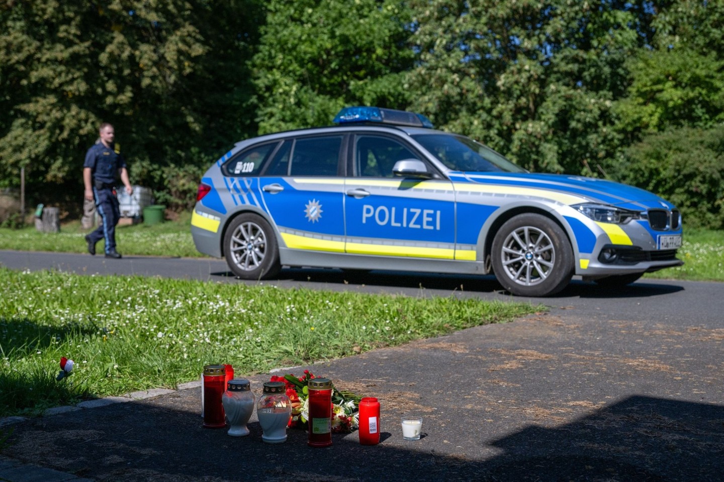 Kerzen und Blumen erinnern im September 2023 vor dem Schulzentrum in Lohr am Main an den Vorfall.