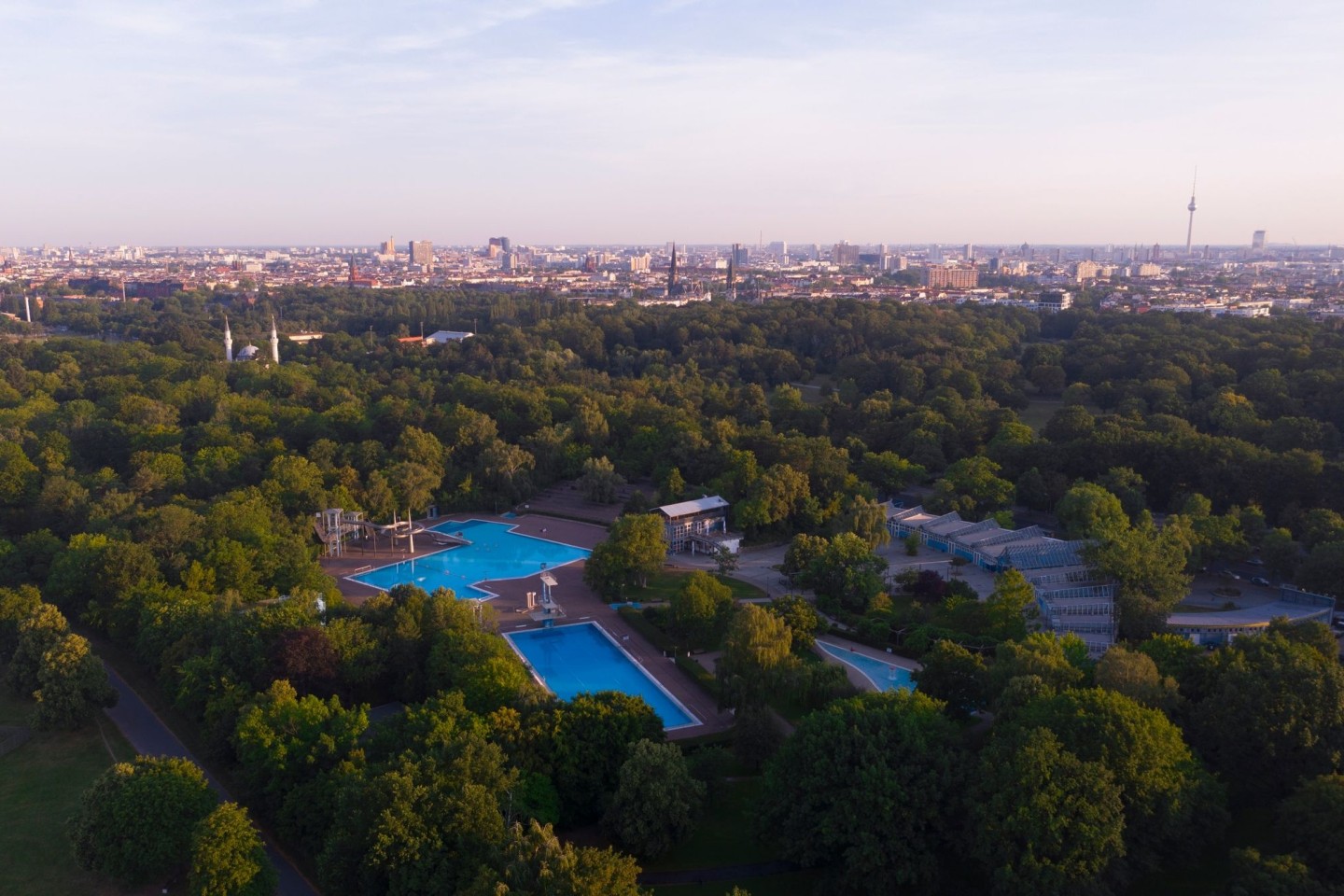 Blick auf das Columbia Bad in Neukölln. Es bleibt bis Montag geschlossen. (Drohnenaufnahme)