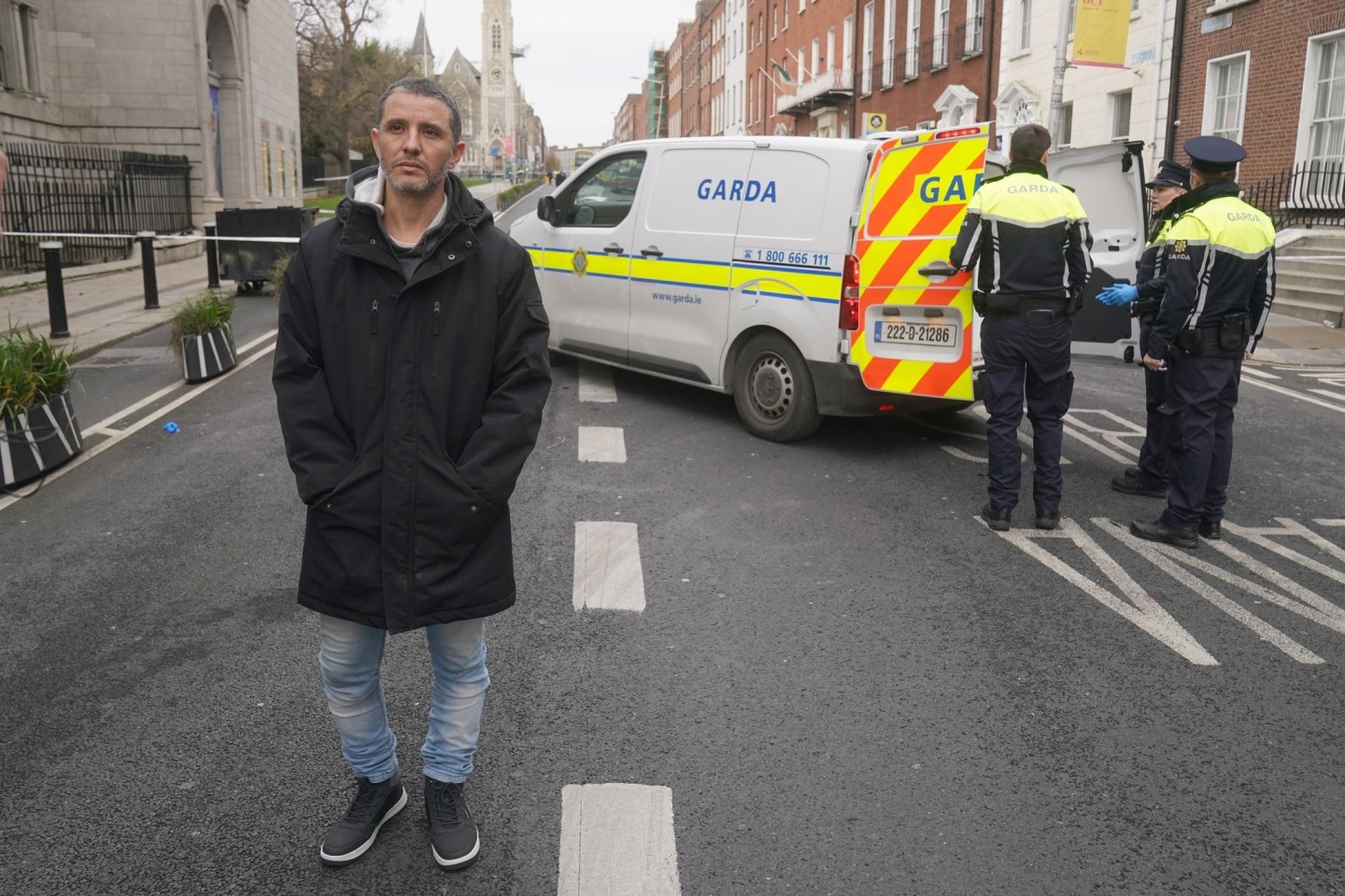 Caio Benicio, ein Deliveroo-Fahrer, schlug mit seinem Helm auf einen Messerangreifer in Dublin ein und verhinderte womöglich mehr Opfer.