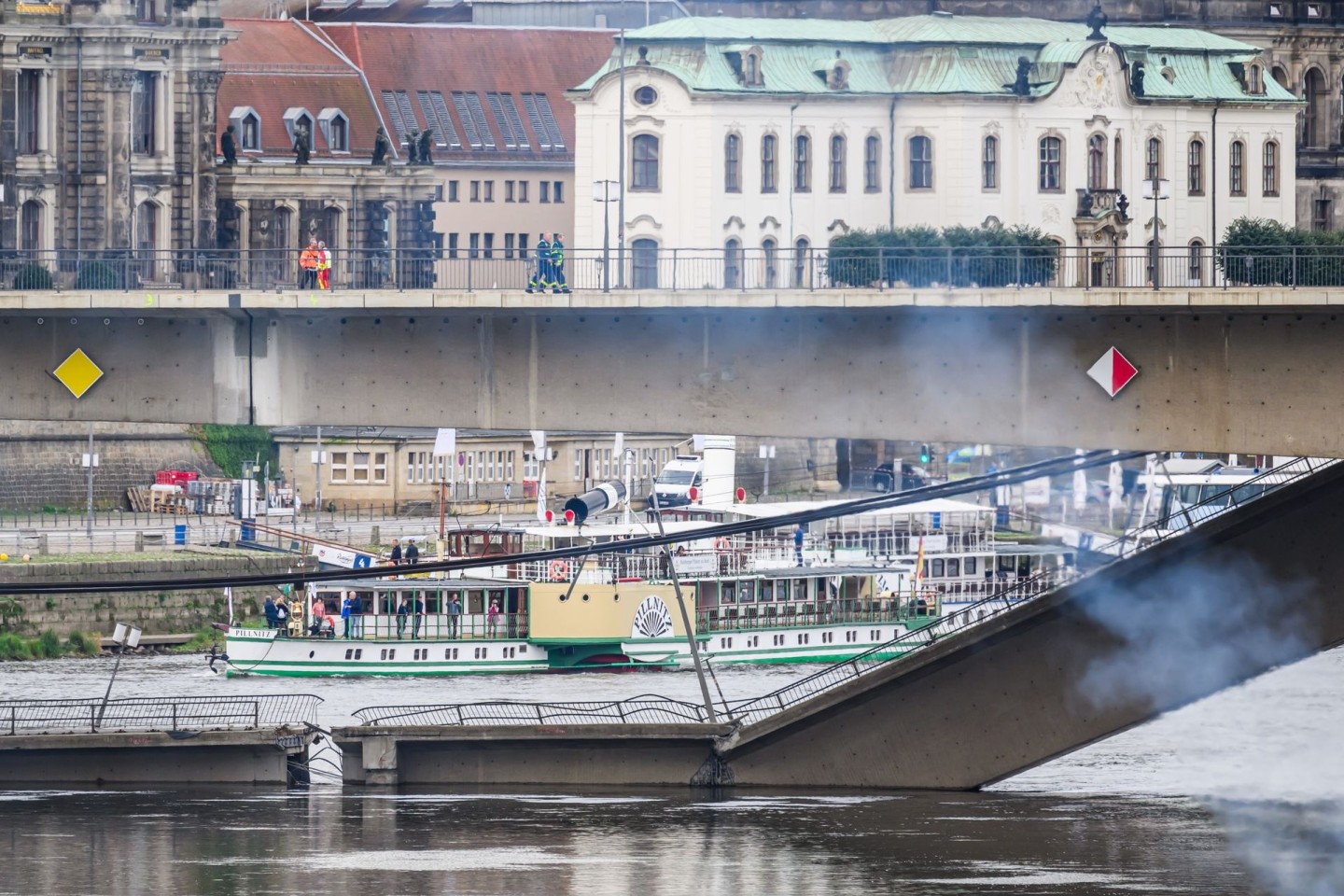 Nach dem Teileinsturz der Brücke laufen die Arbeiten.