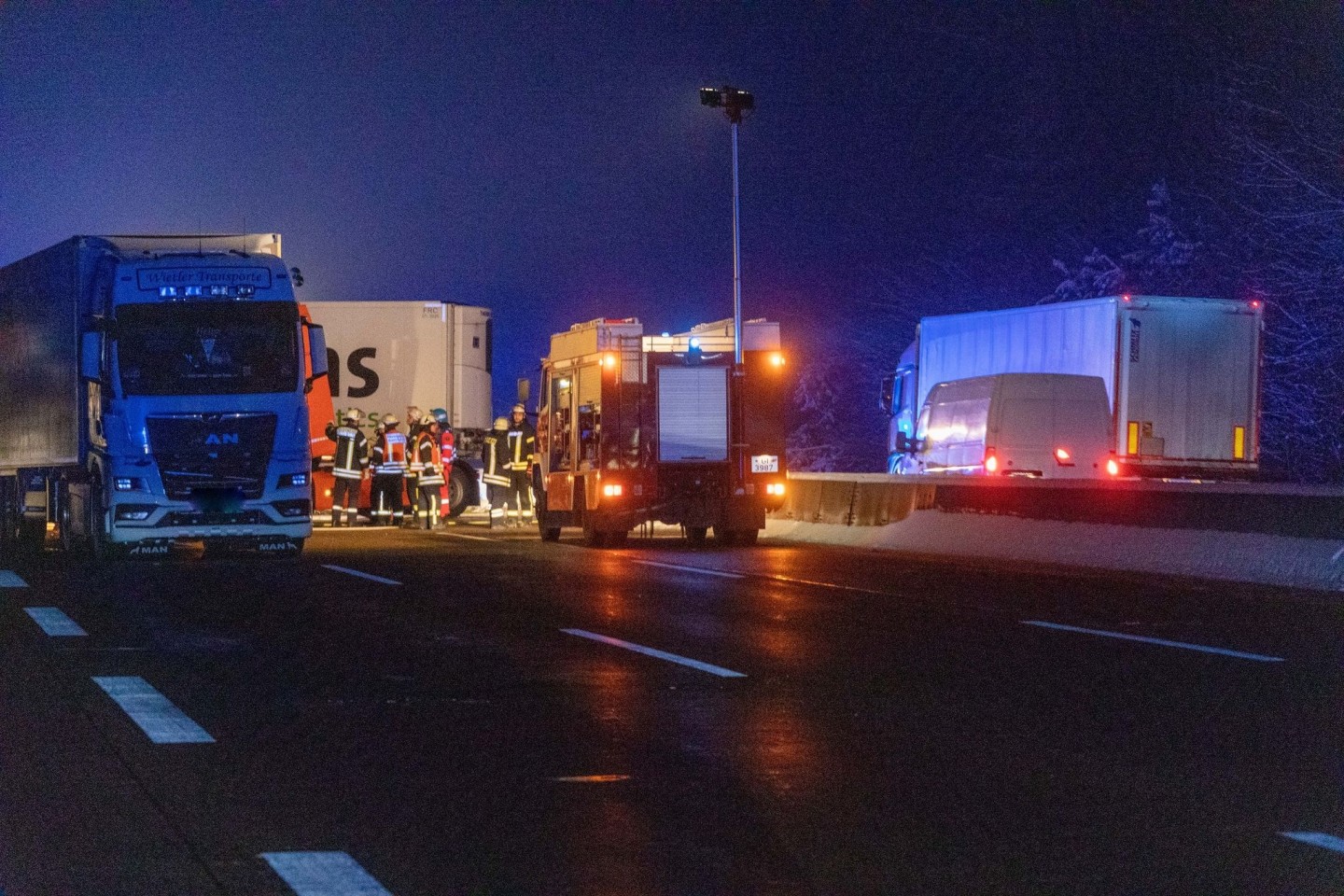 Bei einem Auffahrunfall auf der Autobahn 5 ist ein 50 Jahre alter Lkw-Fahrer gestorben.