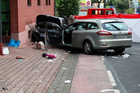 Auto fährt in feiernde Gruppe - fünf Leichtverletzte