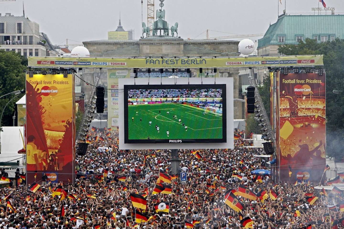 Tausende Zuschauer verfolgen 2006 auf der Fanmeile am Brandenburger Tor in Berlin das WM-Fußballspiel zwischen Deutschland und Argentinien.