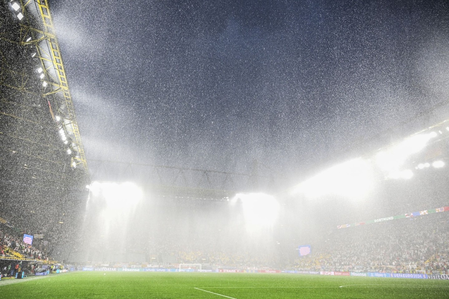 In der Summe hat es in den vergangenen zwölf Monaten rekordmäßig viel geregnet. Auch beim EM-Fußballspiel Deutschland gegen Dänemark hat es zeitweise geschüttet wie aus Eimern.