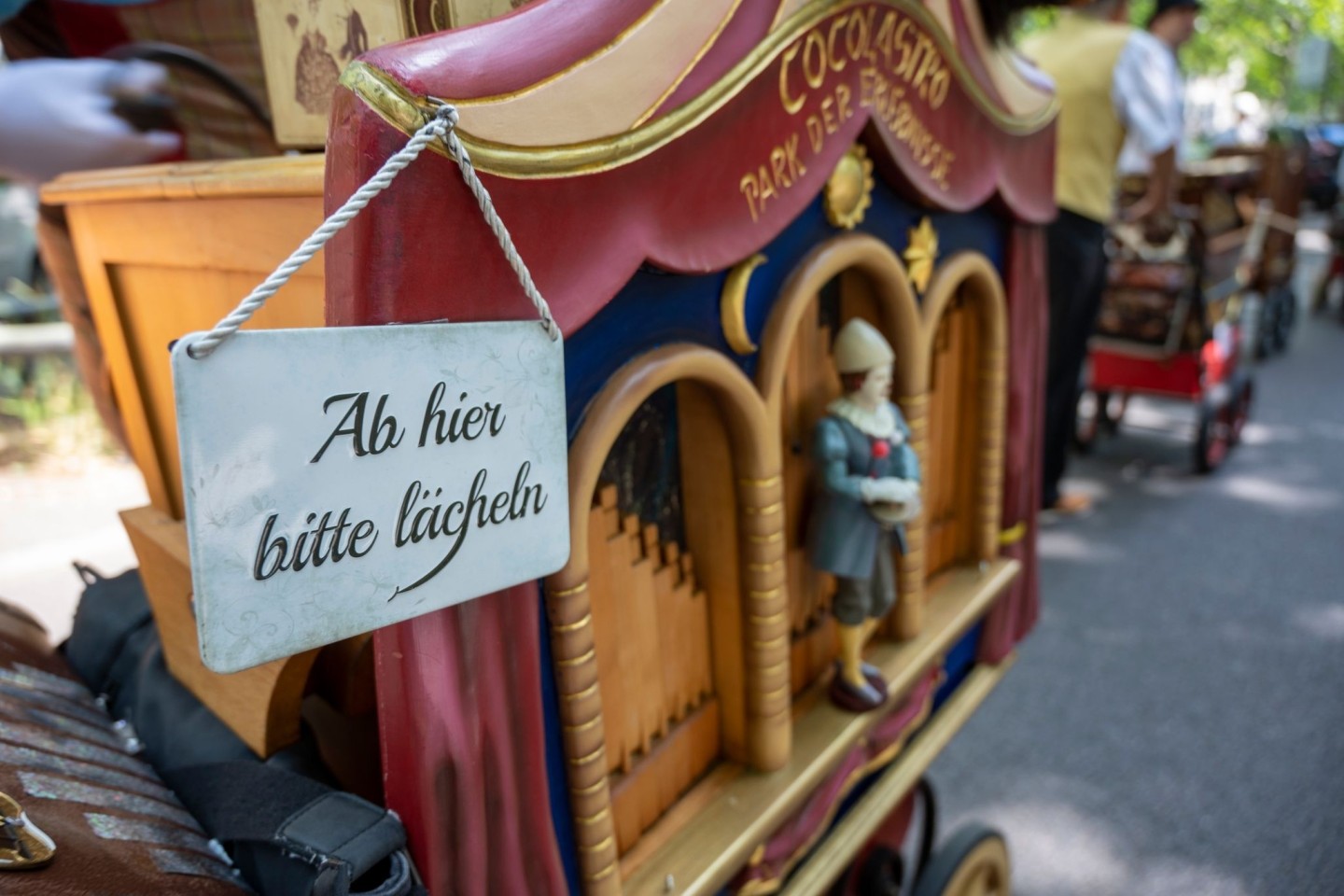 An einer Drehorgel beim 41. Internationalen Drehorgelfest bei einer Parade auf dem Kurfürstendamm.