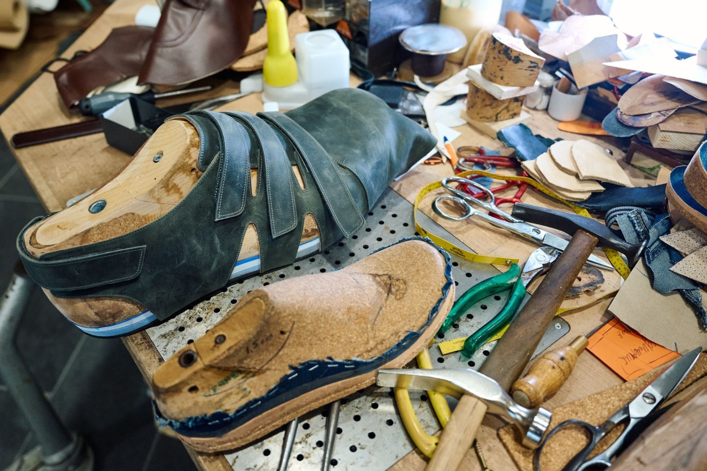 Die Schuhmacherwerkstatt von Georg Wessels in Vreden versorgt Jeison Rodriguez und andere Riesenwüchsige seit vielen Jahrzehnten mit passendem Schuhwerk.