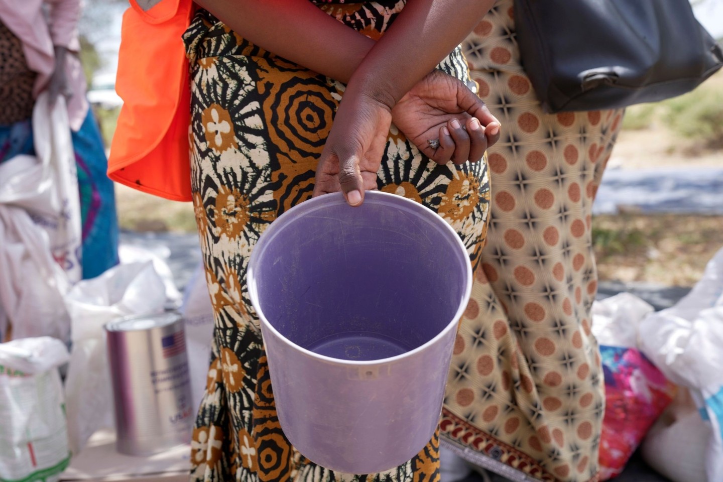 Eine Frau wartet im März 2023 im Bezirk Mangwe im Südwesten Simbabwes auf Nahrungsmittelhilfe.