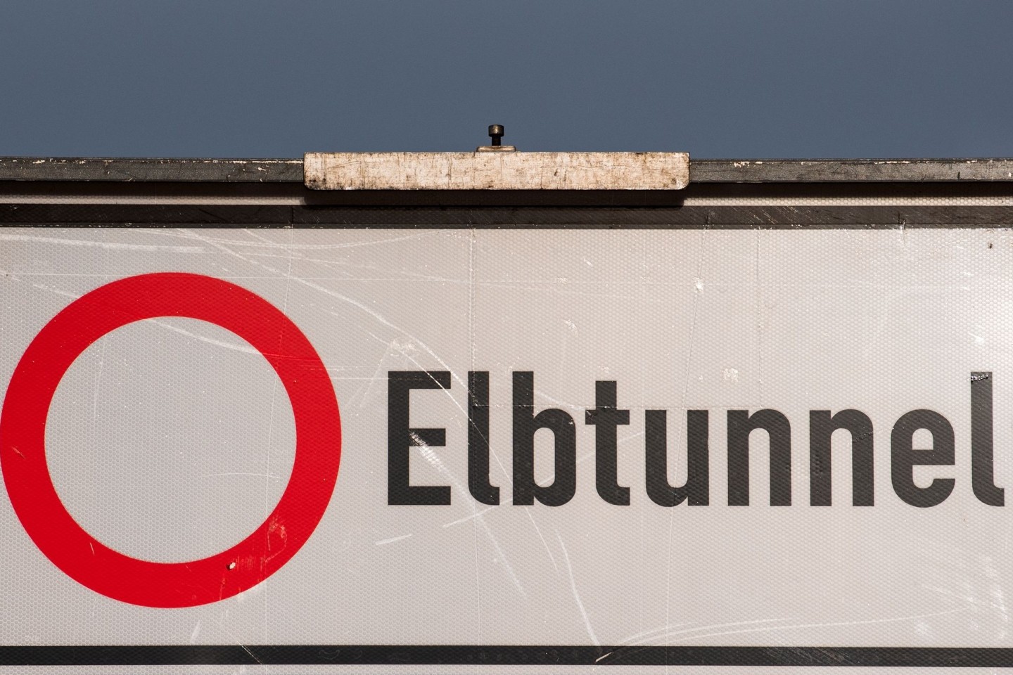 Ein Verkehrsschild mit der Aufschrift «Elbtunnel» steht Anfang April an der Autobahn A7. (Archivbild)