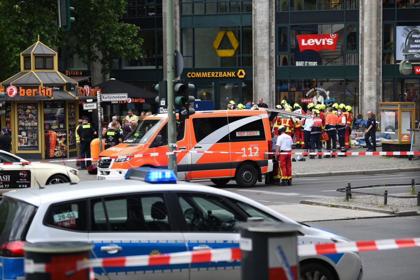 Polizei und Rettungsdienste sichern Anfang Juni 2022 das Areal nach der Todesfahrt am Kurfürstendamm.