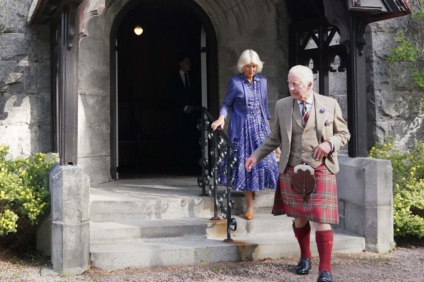 König Charles III. und Königin Camilla verlassen die Kirche Crathie Kirk in der Nähe von Balmoral.