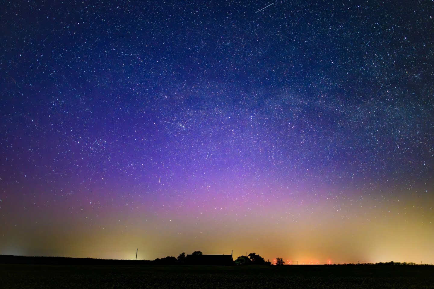 Dieses Nordlicht (Aurora borealis) wurden durch eine Wolke elektrisch geladener Teilchen eines Sonnensturms in der Erdatmosphäre erzeugt.