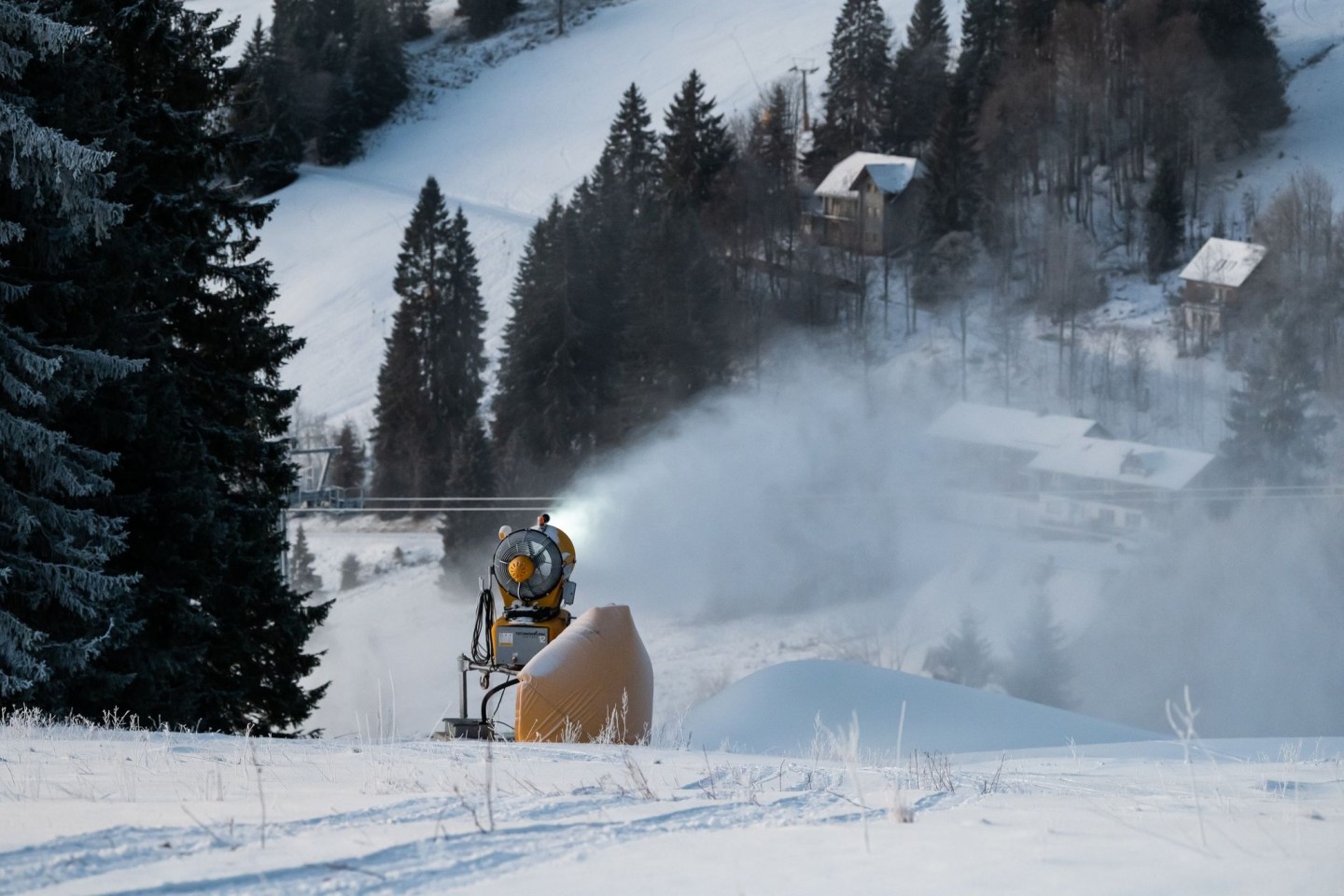 Eine Schneekanone bedeckt den Feldberg mit Schnee.