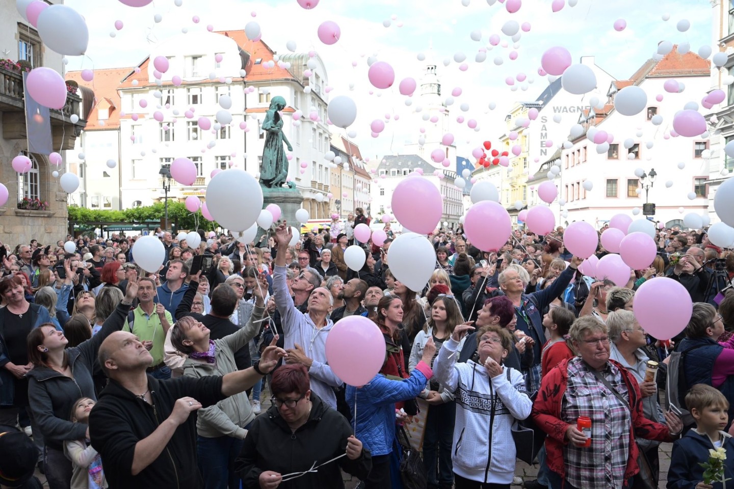 Menschen gedenken in Döbeln der getöteten Valeriia.