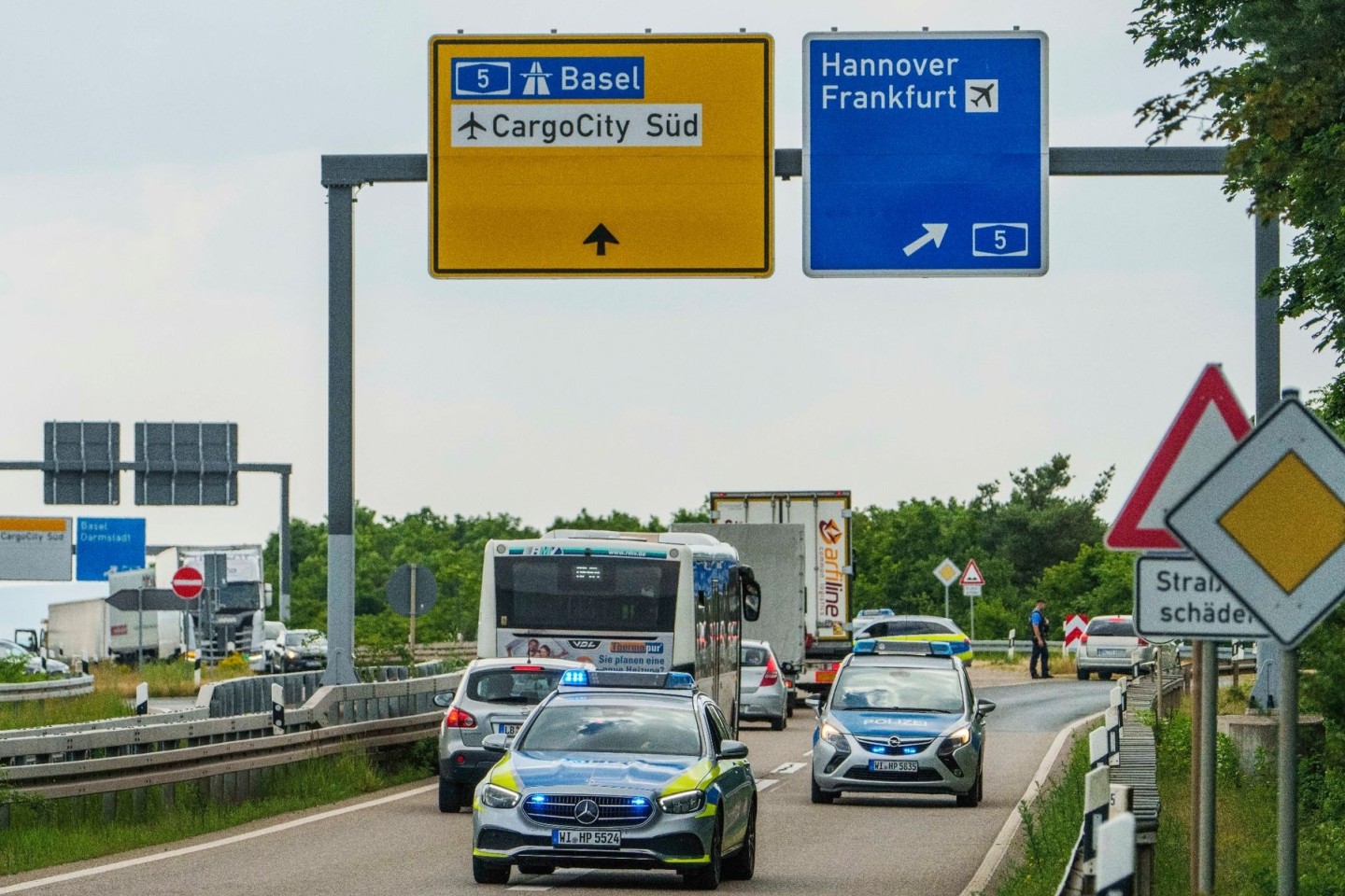 Die Polizei sperrt wegen einer Weltkriegsbombe die Zufahrt über die L3262 zum Flughafen/Cargo City Süd ab.