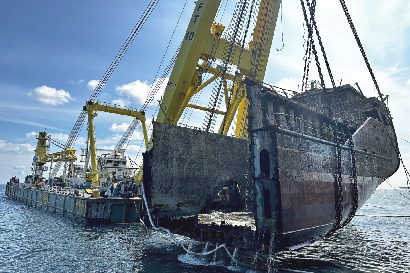 Ein Schwimmkran hat am Freitag das Heck der «Verity» geborgen.