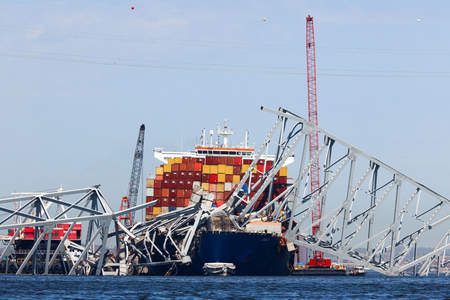 Die eingestürzte Francis-Scott-Key-Brücke liegt Mitte April auf dem Containerschiff Dali. Jetzt ist die Hafeneinfahrt wieder vollständig befahrbar.