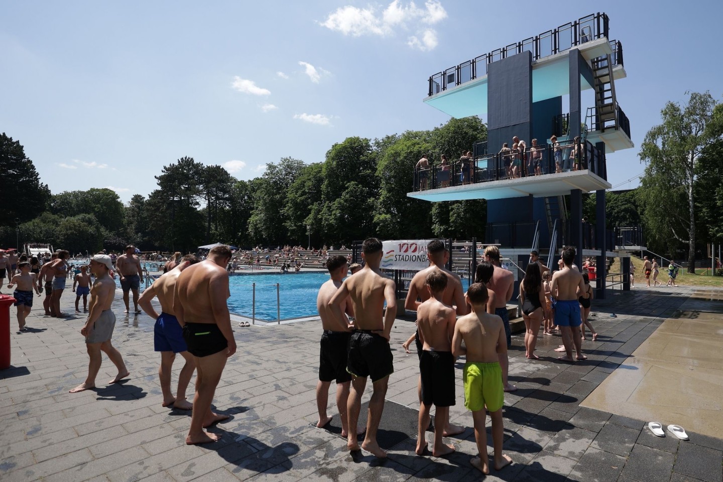 Eine Schlange vor dem Sprungturm: Der Andrang bei Hitze ist im Freibad für gewöhnlich groß.