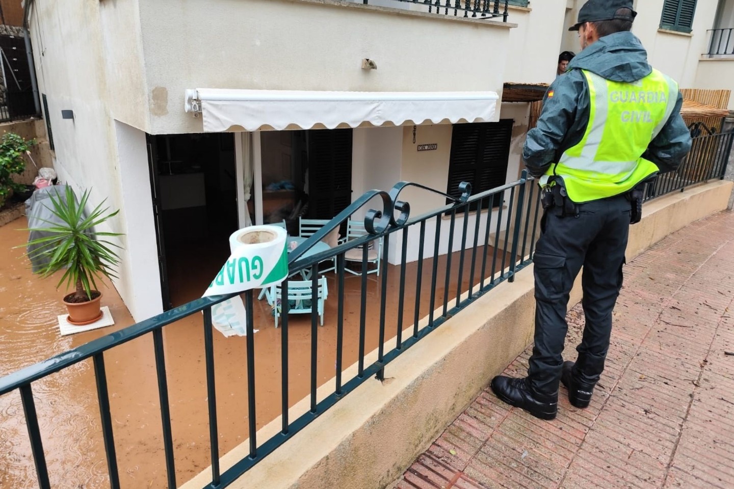 In Port de Sóller musste die Polizei zehn Menschen aus ihrem Zuhause retten, weil das Wasser schon knietief in der Wohnung stand und sich die Tür nicht mehr öffnen ließ.