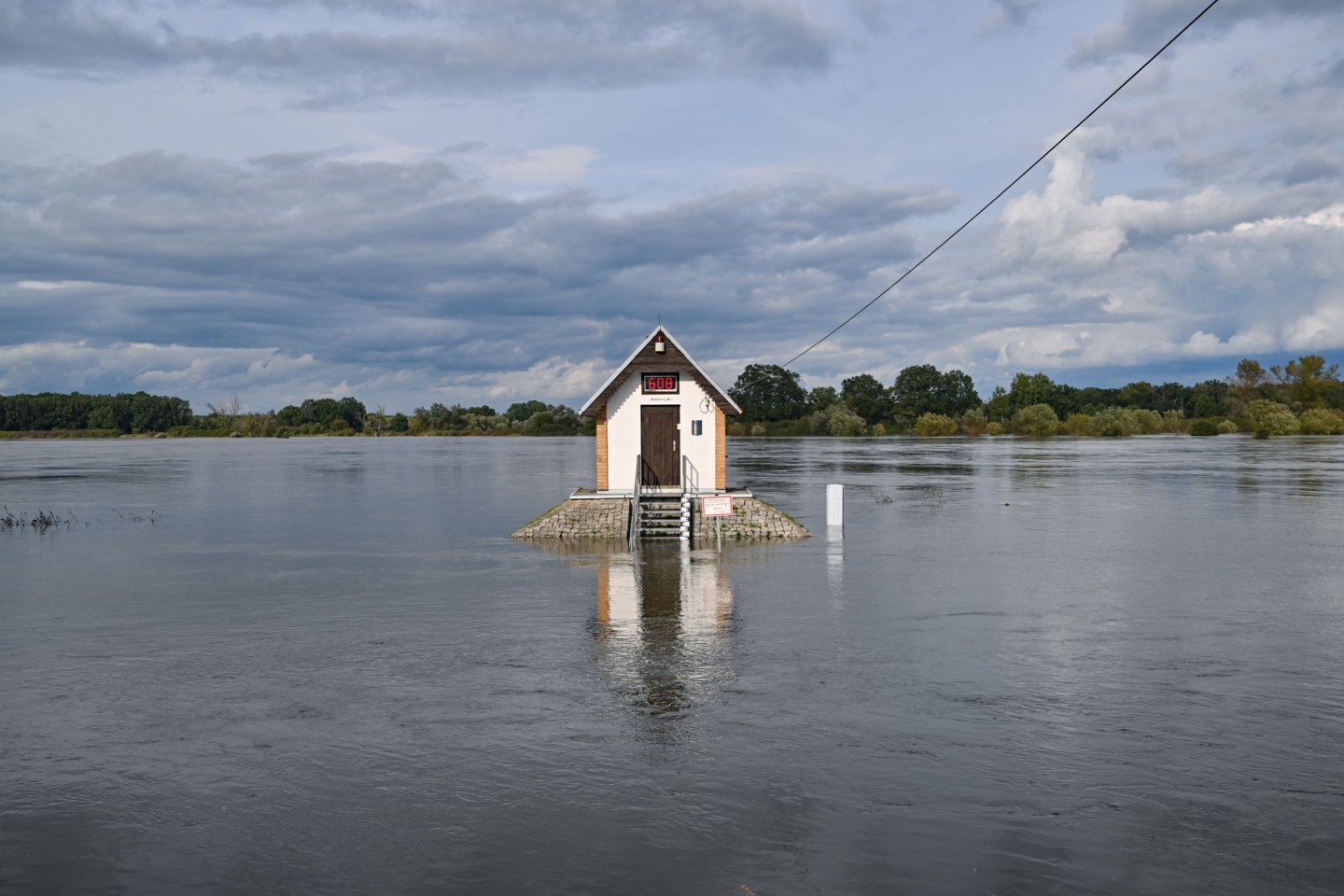 Das Pegelhäuschen bei Ratzdorf an der Oder ist von Wassermassen umgeben.