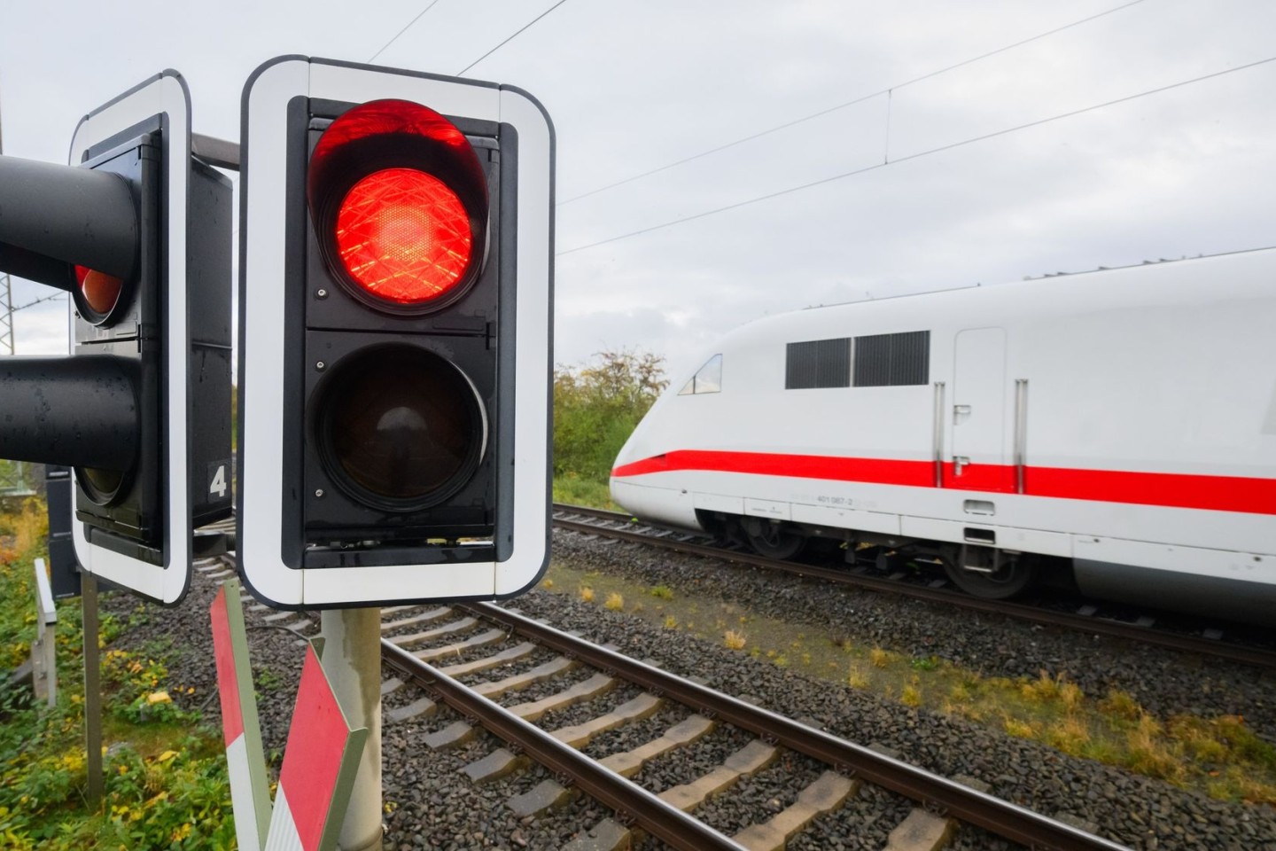 Eine rote Ampel leuchtet an einem Bahnübergang. Der Bahnverkehr auf der ICE-Strecke zwischen Köln und Frankfurt ist für eine Woche eingestellt.