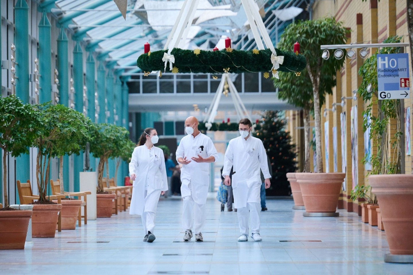 Aus der Ukraine nach Berlin gekommen: Die Rehabilitationärztin Julia Huk (l-r), Nikita Fishmann, Arzt in Weiterbildung, der für Patienten übersetzt, und Chirurg Olexander Jazkowyna.