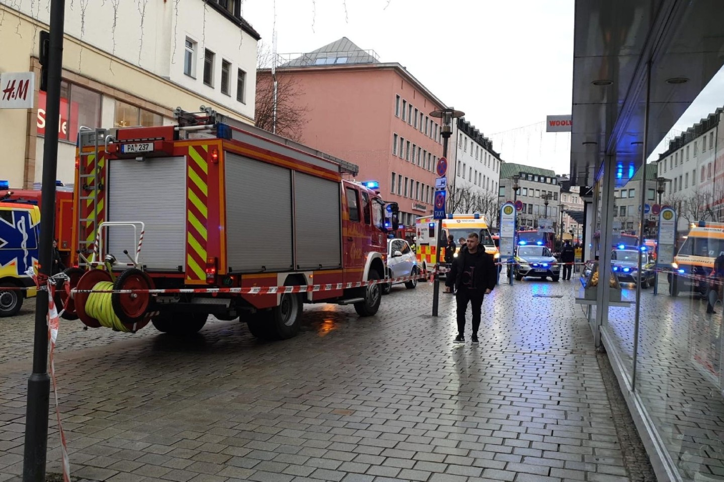 Einsatzkräfte von Feuerwehr und Rettungsdienst am Einsatzort in der Innenstadt von Passau.