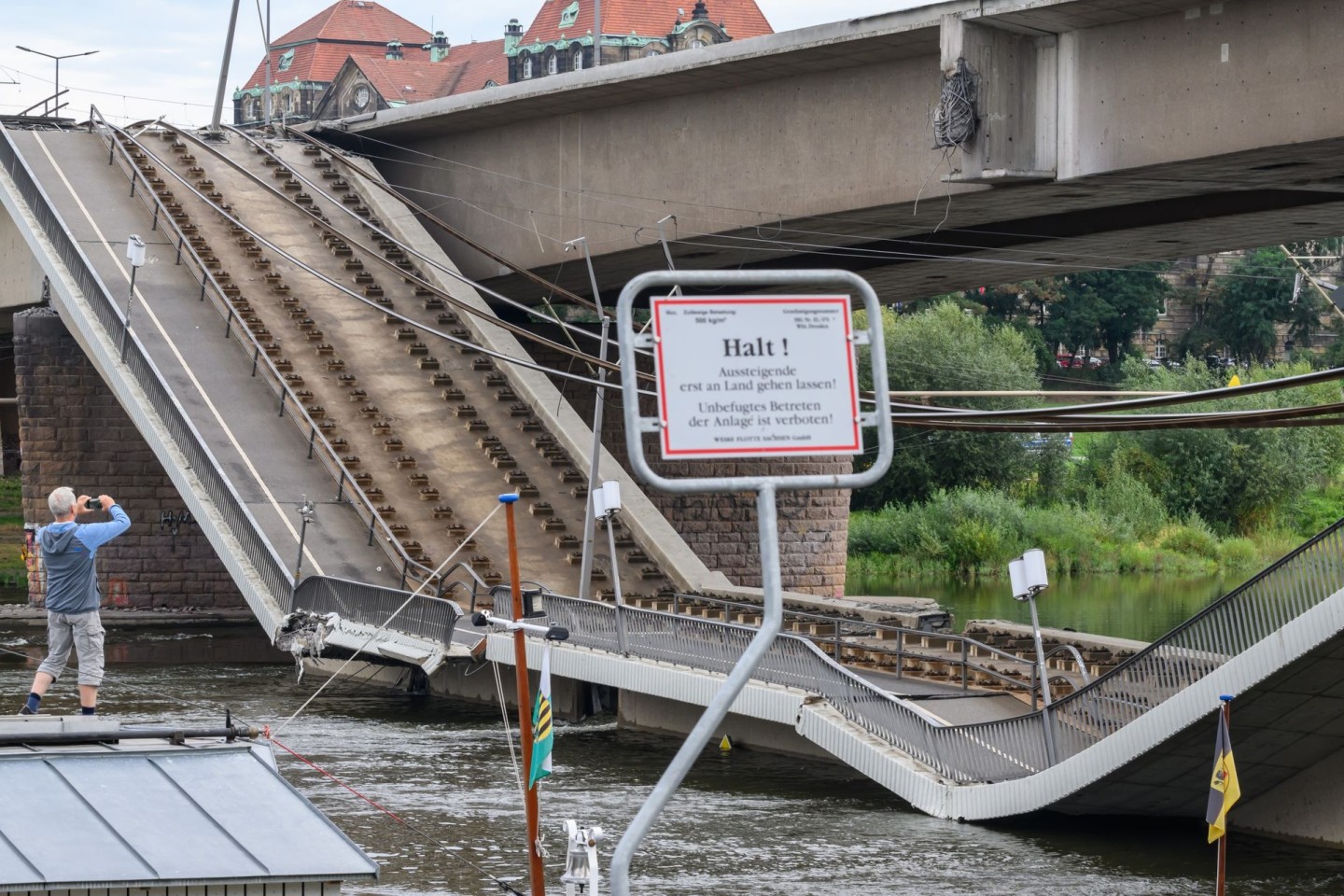 Viel Glück hatten Fahrgäste und Fahrer in Dresden - über die Brücke fuhren viele Straßenbahnen.