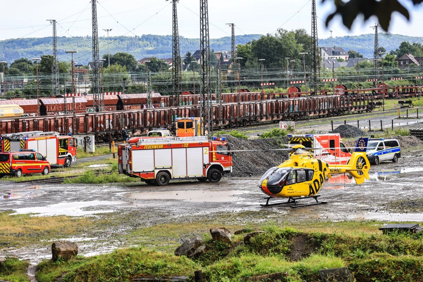 Ein Rettungshubschrauber brachte ein schwer verletztes Mädchen in eine Klinik. Sie war auf einen Waggon geklettert und hatte an die Oberleitung gefasst.