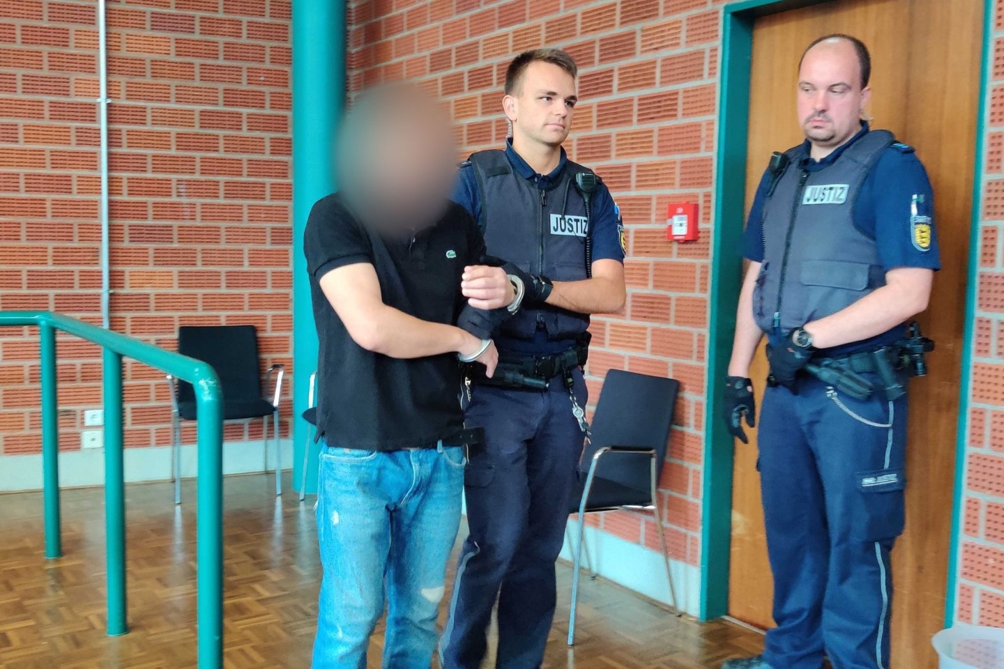 Der Angeklagte (l.) wird in Konstanz zu lebenslanger Haft verurteilt.