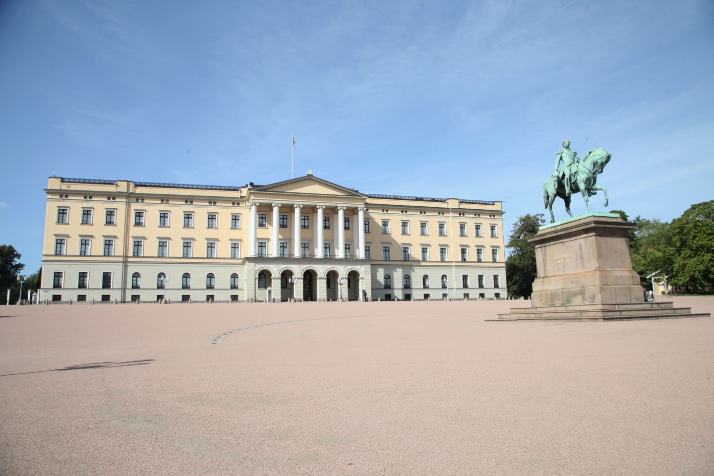 Ein Mann soll einen oder mehrere Molotowcocktails auf das norwegische Königsschloss geworfen haben.