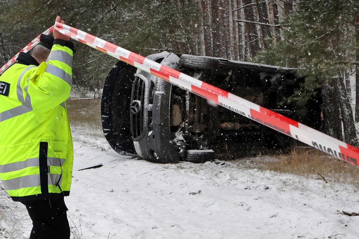 Bei Malchow in Mecklenburg-Vorpommern liegt ein Transporter neben der Autobahn A19 im verschneiten Wald.