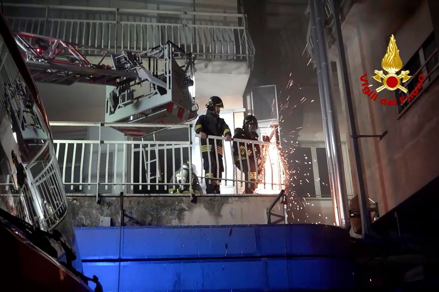 Italienische Feuerwehrleute arbeiten auf dem Balkon eines Gebäudes des Krankenhauses San Giovanni Evangelista, nachdem ein Feuer ausgebrochen war.