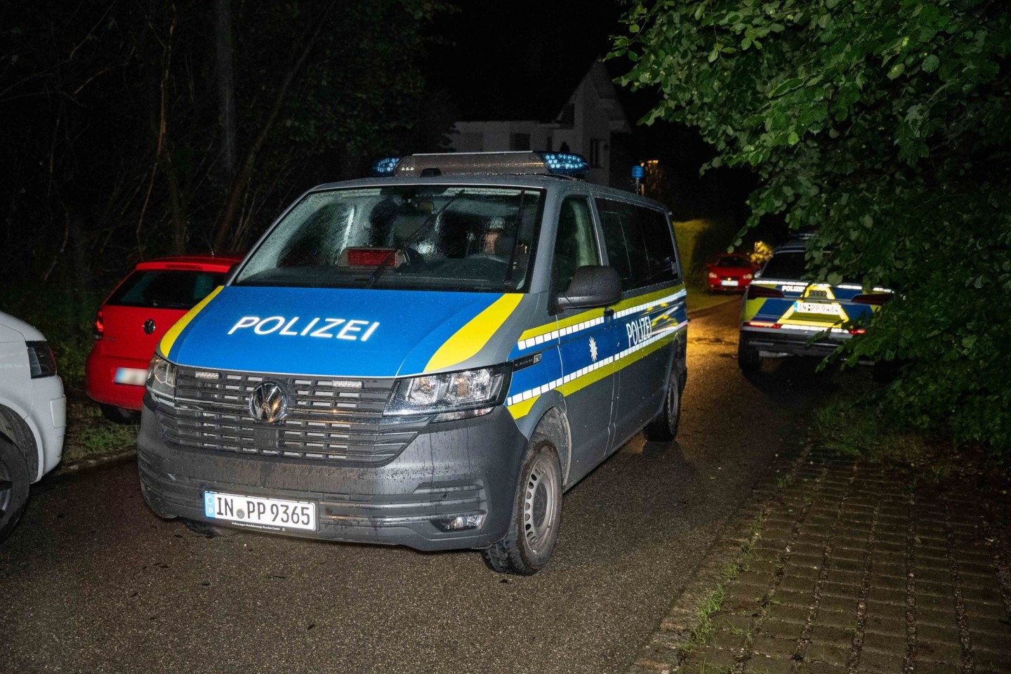 Nach dem Fund einer Leiche fahndet die Polizei nach dem flüchtigen Täter.