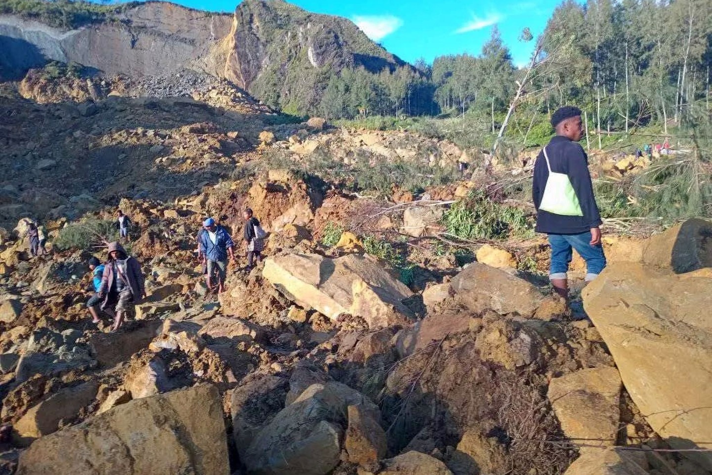 Ein großer Erdrutsch hat das Dorf Kaokalam unter sich begraben.