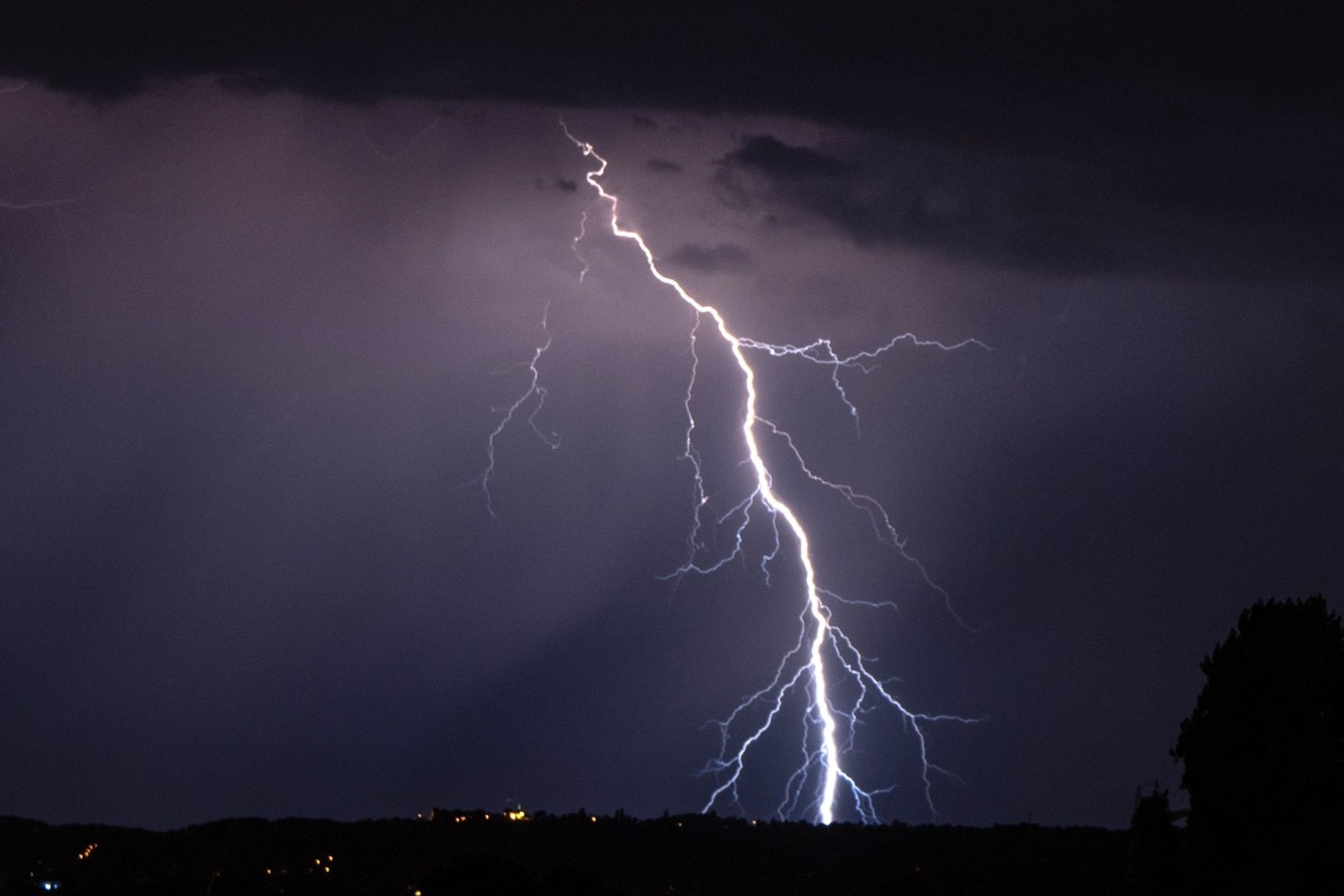 Die Temperaturen im deutschen Hochsommer sinken wieder - Gewitter kann es weiterhin geben. (Archivbild)