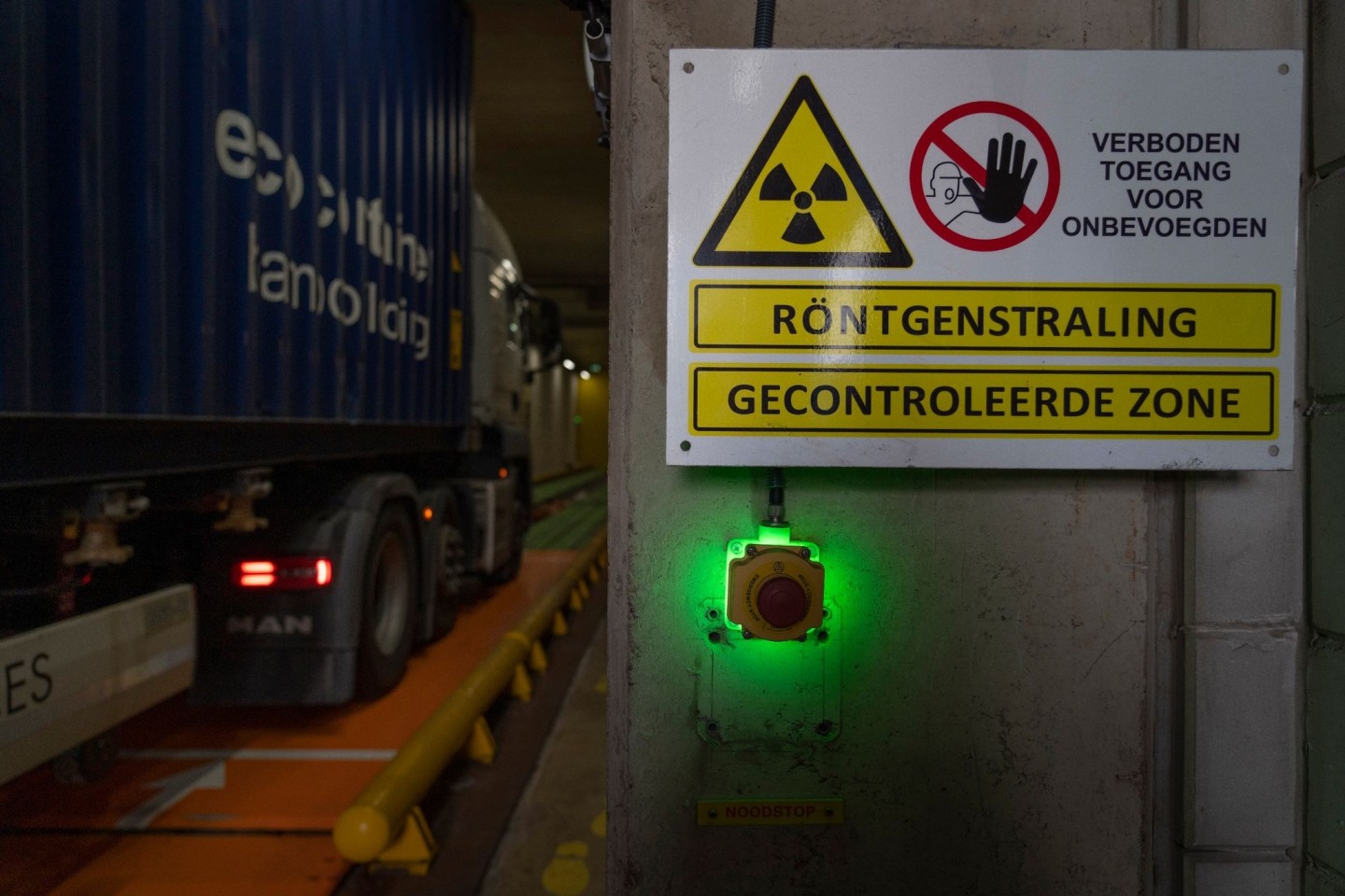 Ein mit einem Schiffscontainer beladener Lastwagen fährt in eine Röntgenanlage des niederländischen Zolls am Containerterminal Maasvlakte.