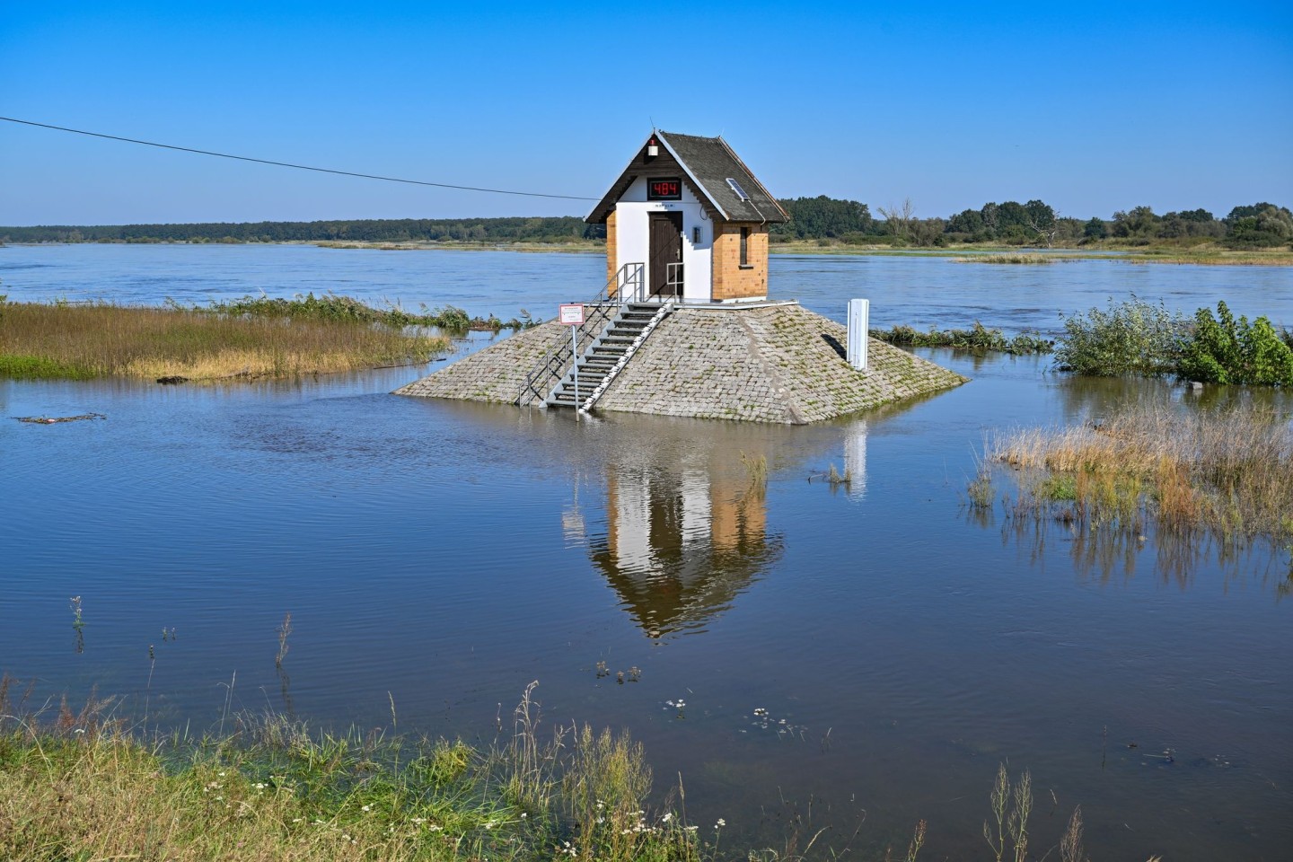 Rund um das Pegelhäuschen auf einem Sockel am Oderufer in Ratzdorf (Oder-Spree-Kreis) ist schon der hohe Wasserstand zu sehen.