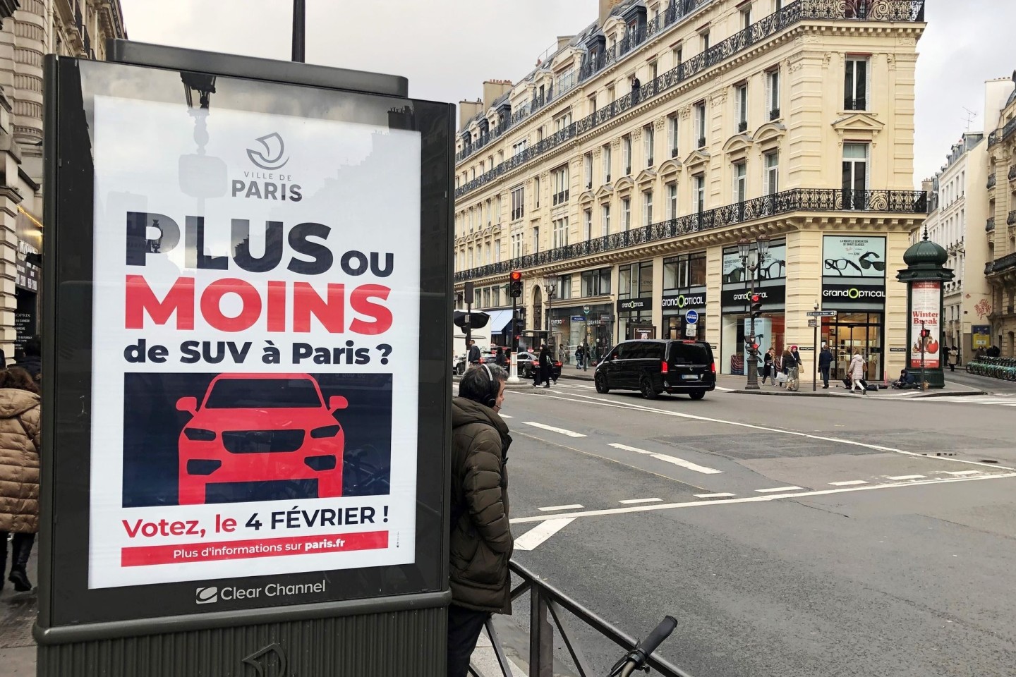 Auf einer Werbetafel informiert die Stadt Paris über eine Bürgerbefragung zu erhöhten Parkgebühren für SUV.