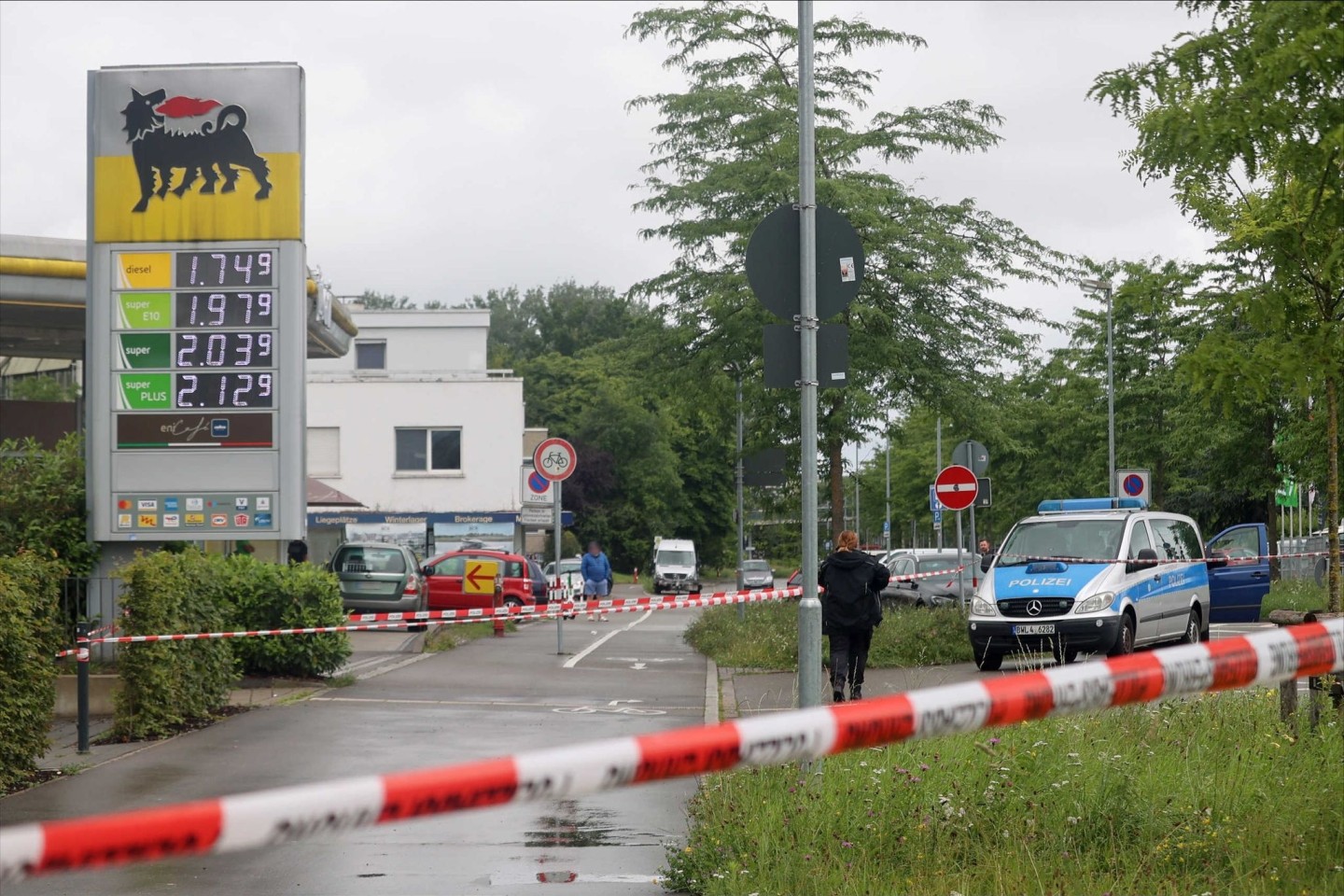 An einer Konstanzer Tankstelle ist mehrmals geschossen worden. Ein Mann wurde getroffen und schwer verletzt.