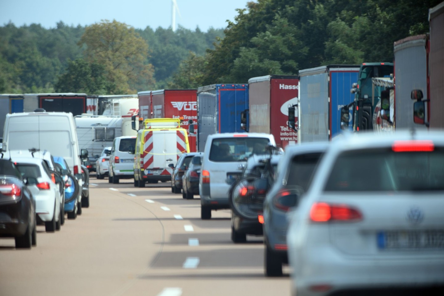 Fahrzeuge stehen auf der Autobahn A2 wegen eines Verkehrsunfalls im Stau und haben eine Rettungsgasse gebildet.