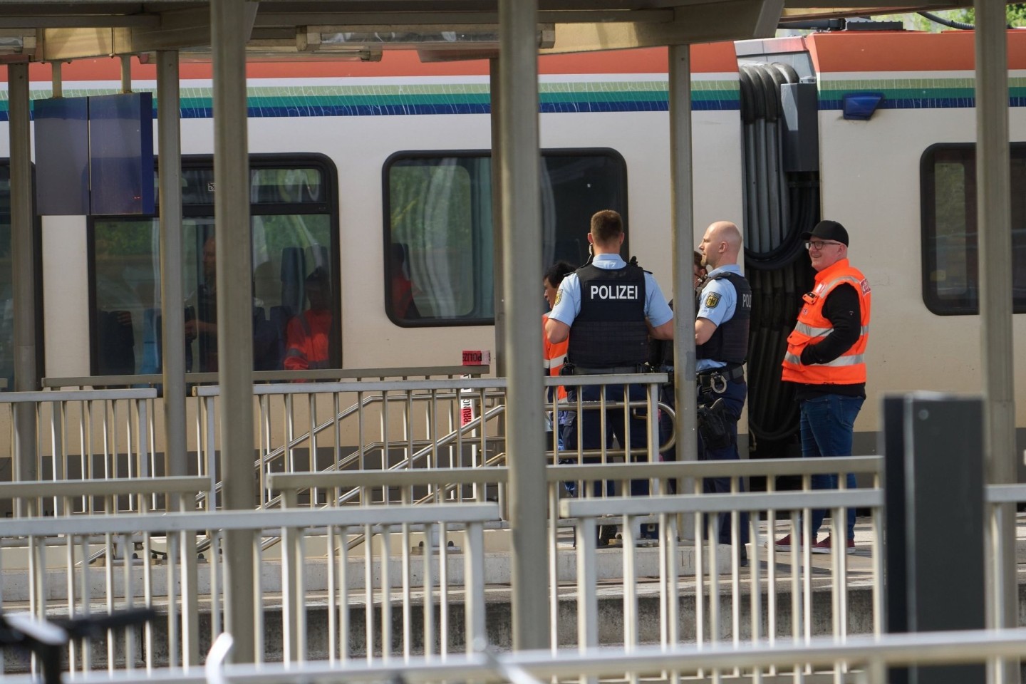 Bahnbedienstete und Polizeibeamte am Bahnhof in Niederlahnstein. In der Regionalbahn hat es einen Messerangriff auf einen Fahrgast gegeben.