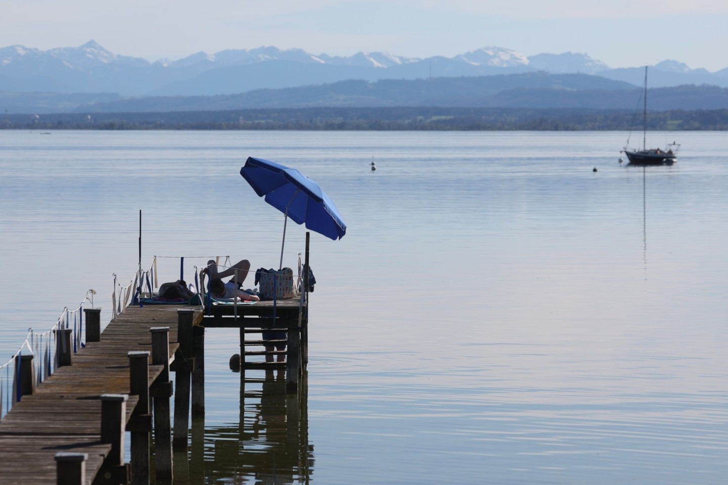 Sommerliche Temperaturen am Ammersee in Bayern.