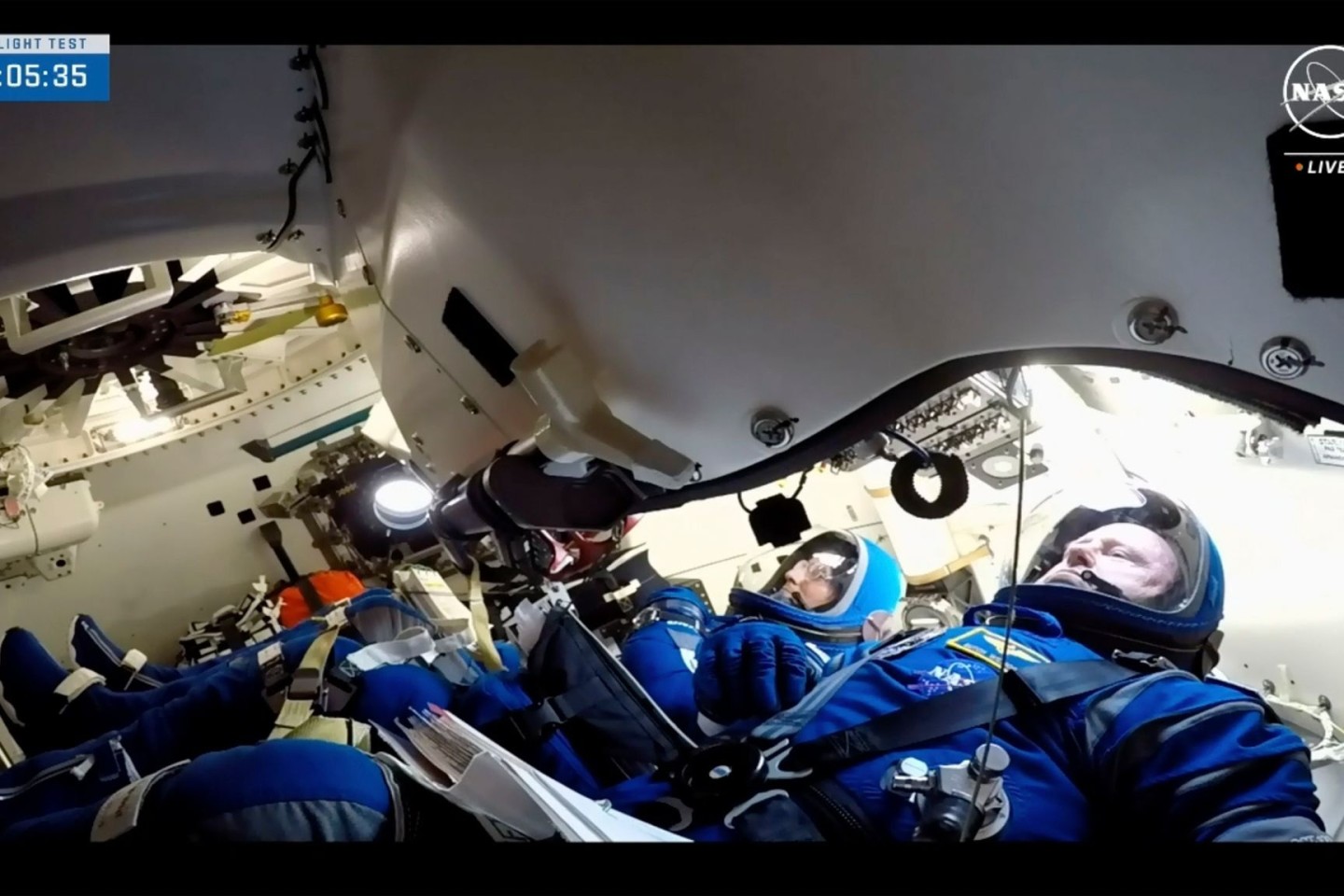 Auf dem von der Nasa veröffentlichten Foto warten die Nasa-Astronauten Butch Wilmore (r) und Suni Williams auf den Start in der Boeing «Starliner»-Kapsel im Space Launch Complex 41. (Arch...