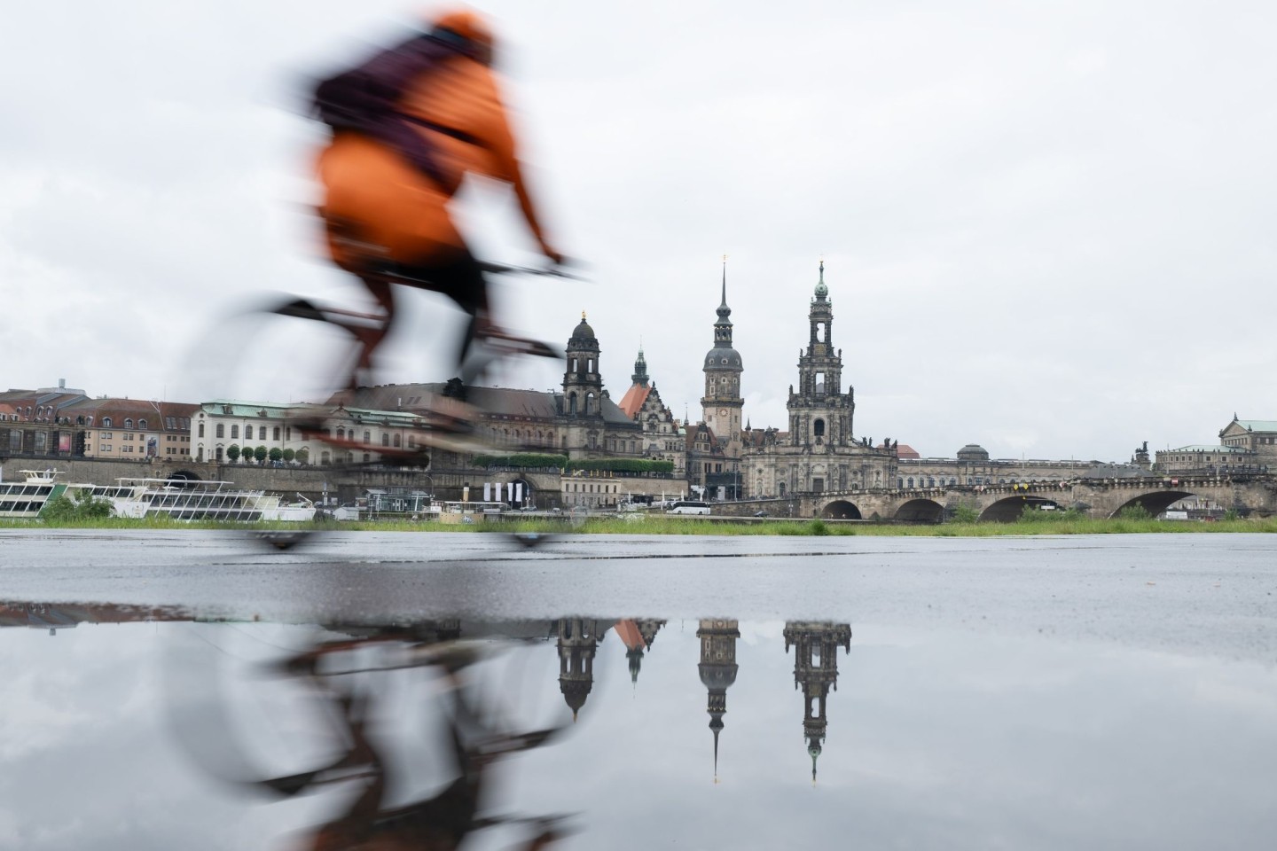 Ein Radfahrer in Dresden am Ufer der Elbe.