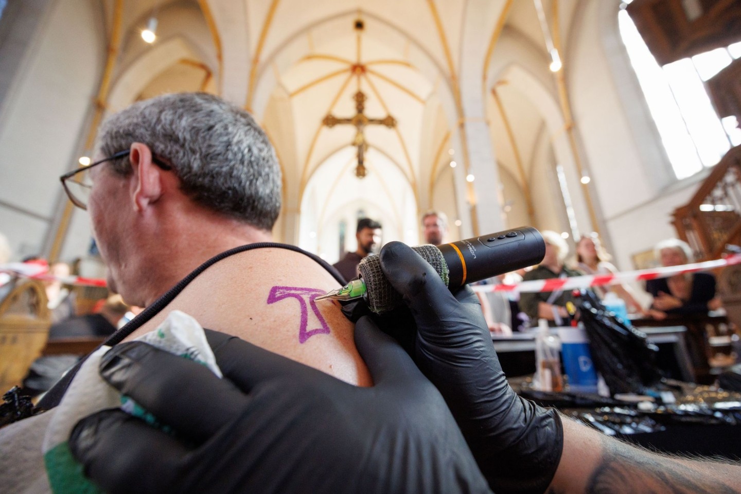 In der Johanniskirche in Osnabrück werden kostenlose Tattoos angeboten.