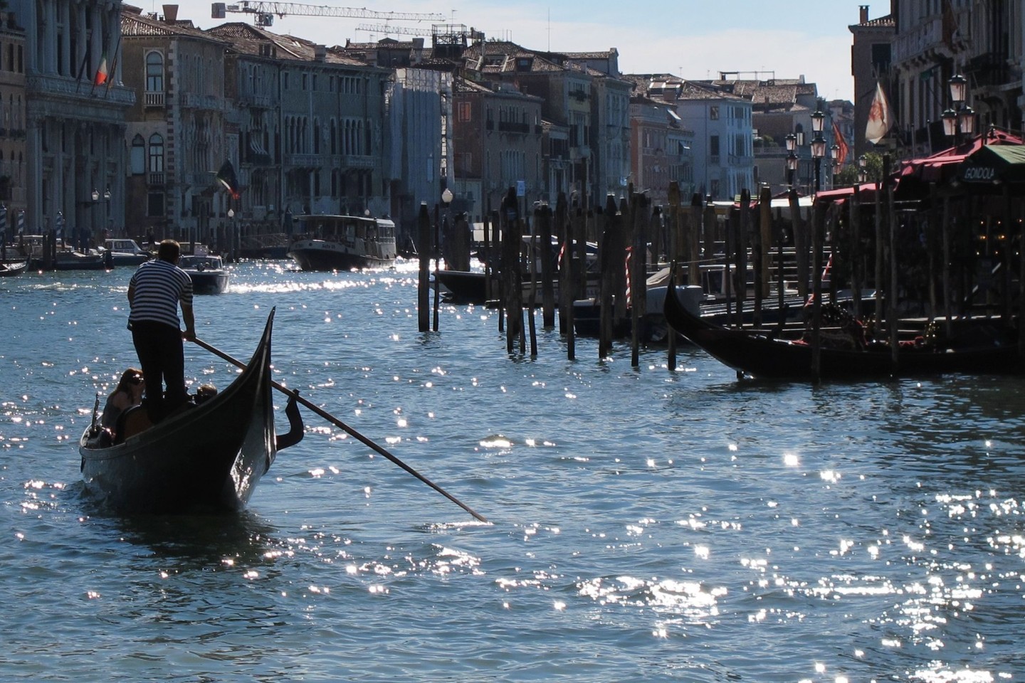 Der Touristen-Hotspot Venedig sucht neue Gondelfahrer. (Symbolbild)