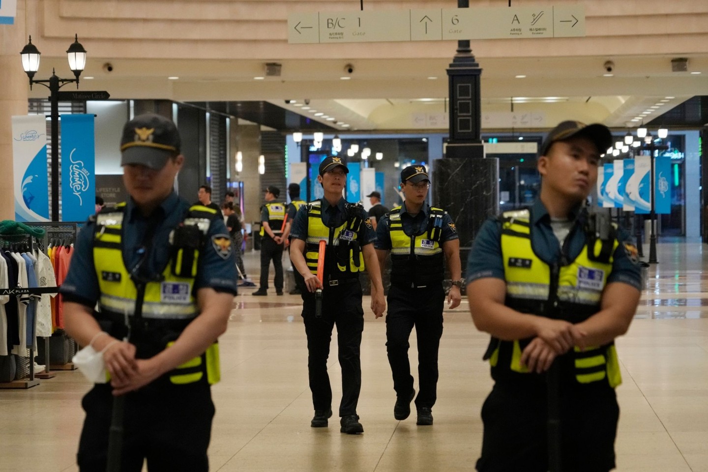 Polizisten patrouillieren am Tatort in der Nähe einer U-Bahn-Station in Seongnam.