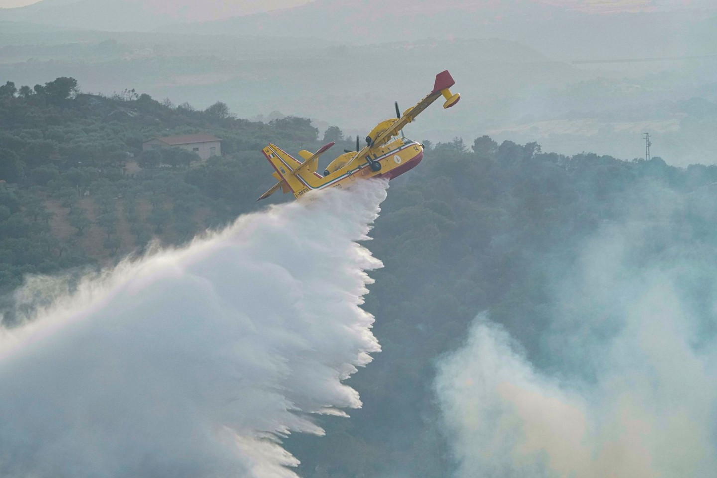 Ein Löschflugzeug im Einsatz. In Griechenland hat nun bei Übungsflügen ein Pilot seine tonnenschwere Wasserladung über einem Hotel abgelassen. (Symbolbild)