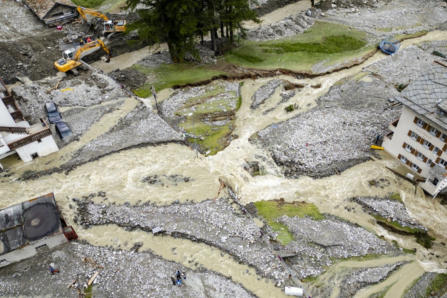 Massive Gewitter und Regenfälle führten in der Schweiz zu einer Überschwemmungssituation mit großflächigen Erdrutschen.